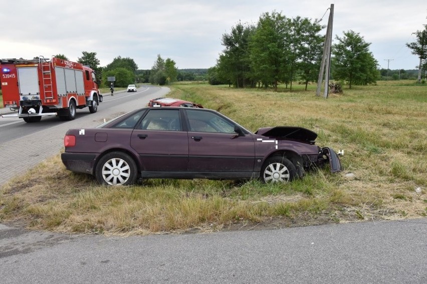 18-latek bez prawa jazdy spowodował wypadek w Ostrowie koło Ropczyc. Ranne trzy osoby [ZDJĘCIA]
