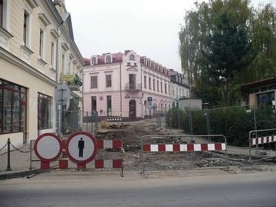 Jedną z inwestycji, której budżet ma zasilić emisja obligacji jest rewitalizacja centrum Wieliczki. Na zdjęciu przebudowywana ul. Limanowskiego. Fot. Jolanta Białek