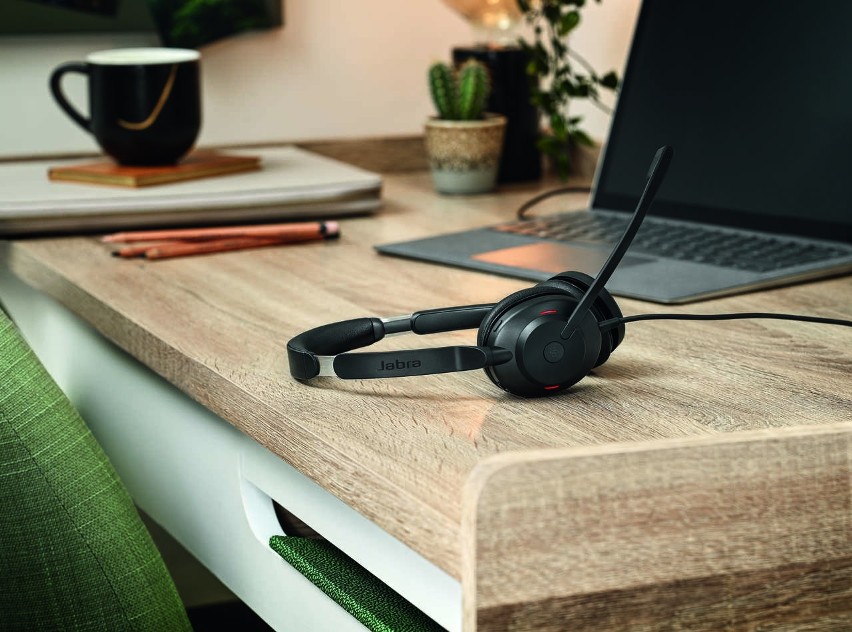 Jabra wprowadza na rynek lekki zestaw słuchawkowy Evolve2 30 z certyfikatami UC i Microsoft Teams. Poznaliśmy polskie ceny