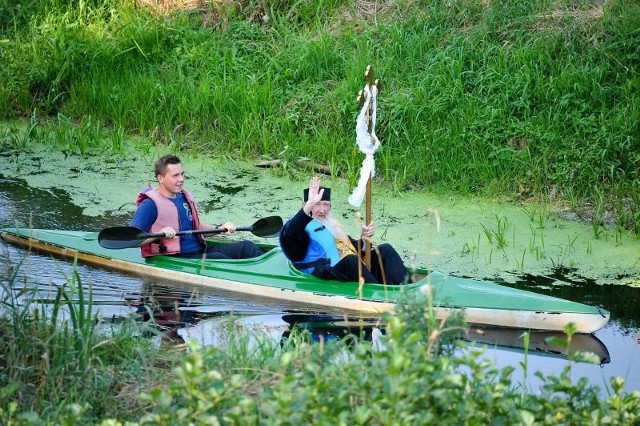 Pielgrzymi płyną kajakami na cerkiewne świętoKajakowa pielgrzymka rzeką Supraśl organizowana jest po raz drugi, potrwa dwa dni. "Jej uczestnicy, głównie młodzież, spędzą na wodzie w sumie kilkanaście godzin" - powiedział PAP Radosław Kulesza, przewodniczący Bractwa Młodzieży Prawosławnej w Gródku.http://get.x-link.pl/674fc4b5-d99a-383d-9a6e-31c8121ebba1,e1ca8543-bb80-a79a-de13-6ae63014bcad,embed.html