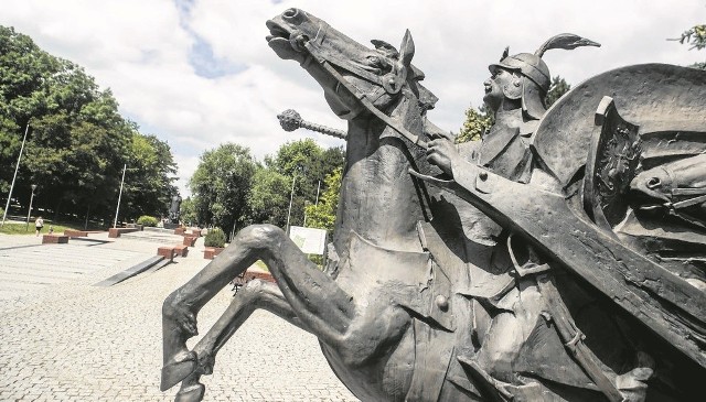 Pomnik stoi w rzeszowskim Parku Jedności Polonii z Macierzą  