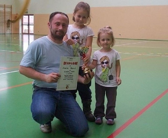 Leszek Stanek zwycięzca kategorii open turnieju badmintona rozgrywanego w Stadnickiej Woli. Na zdjęciu z córkami. 