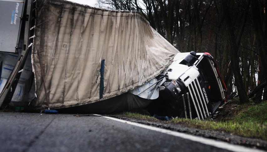 Przewrócony tir na trasie S10 w Cierpicach...