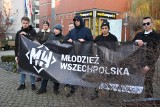 Manifestacja Młodzieży Wszechpolskiej i Klubu Polonia Christiana w Rybniku przed magistratem