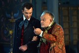 "Pan Jowialski" [RECENZJA]. Artur Żmijewski interpretuje Aleksandra Fredrę. Oceniamy najnowszy Teatr Telewizji!