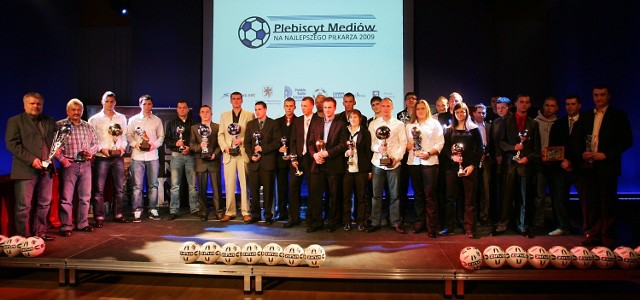 Stoją od lewej: Jarosław Dunajko (dyrektor Floty), Petr Nemec, Piotr Petasz, Mikołaj Lebedyński (młodzieżowiec roku), Nikodem Serafin, Bartłomiej Zdunek, Tomasz Królak, Mariusz Orzechowski, Łukasz Rdzeń, Radosław Drozd, Marek Niewiada, Łukasz Żebrowski (futsalista roku), Piotr Grabarczyk, Emilia Zdunek, Adrian Nagórski, Olgierd Moskalewicz, Artur Kałużny (prezes Pogoni), Anna Szymańska, Radosław Smela, Grzegorz Smolny (wiceprezes Pogoni), Beata Watychowicz, Robert Gajda, brat Łukasza Marszałka - Tomasz, Maciej Brzozowski (najlepszy sędzia), Mariusz Kowalczyk, kibic Darłovii Darłowo (nagroda dla najlepszych fanów), przedstawiciele Błękitnych Trzygłów (nagroda fair play).