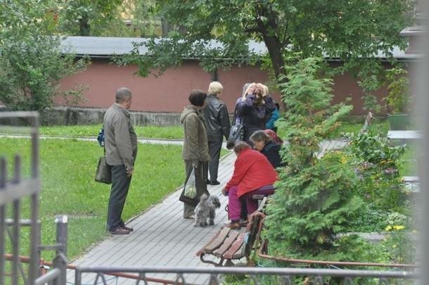 Tragedia rozegrała się za drzwiami mieszkania w jednym z bloków w Siemiatyczach. Wczoraj na klatce schodowej widać było jeszcze ślady krwi.