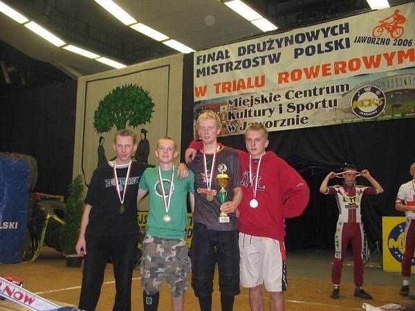 Drużyna Sokoła Mielec z medalami i pucharem, od lewej: Maciej Maruszak (Mielec), Łukasz Szczęsny (Tarnobrzeg), Bartosz Ćwik (Mielec), Mateusz Mulica (Dębica).