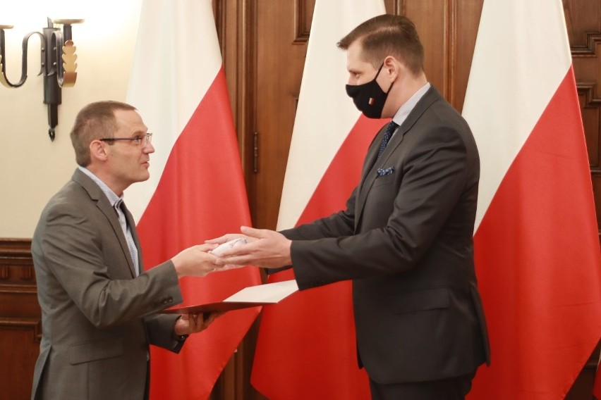 W Łodzi przybyło polskich obywateli. Z rąk wojewody łódzkiego 11 obcokrajowców odebrało dokument, dzięki któremu zostali Polakami