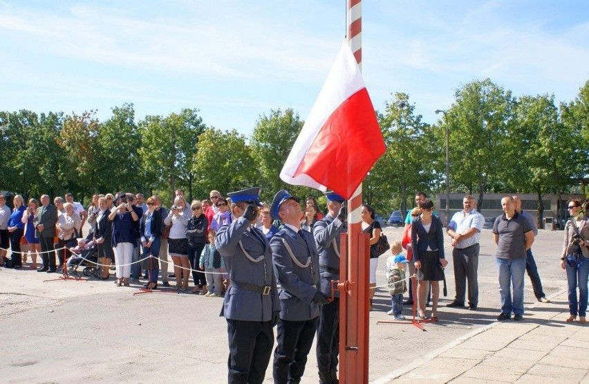 Teraz młodych policjantów czeka kilkumiesięczne szkolenie.