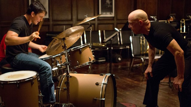 Whiplash (reż. Damien Chazelle). Ci, którym jazz kojarzył się do tej pory z rozrywką dla statecznych i wygodnych snobów, wyjdą z seansu "Whiplasha" radykalnie odmienieni. Film Damiena Chazelle przedstawia tę muzykę jako sztukę ekstremalną, wymagającą poświęceń i silnego charakteru. Bohaterem "Whiplasha" jest Andrew (Miles Teller), 19-letni perkusista, który  pragnie osiągnąć muzyczny sukces. Za wszelką cenę. Trafia do muzycznego konserwatorium i dołącza do orkiestry Terence'a Fletchera (J.K. Simmons). Dyrygent słynie nie tylko z talentu, lecz również  kontrowersyjnych metod prowadzenia zespołu. Wywraca życie chłopaka do góry nogami, zmuszając do nieustannych ćwiczeń i wywierając chorobliwą  presję. Relacja między Fletcherem a jego podopiecznym jest znacznie inna od typowej więzi mistrz-uczeń. To droga do doskonałości  za cenę bólu i nieludzkich wyrzeczeń. Droga, którą mogą podążać nieliczni.