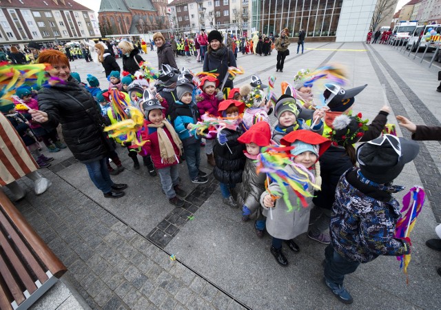 Mimo mżawki setki dzieci wzięły w poniedziałek udział w kolorowym marszu, który zainaugurował 1. Dziecięcy Festiwal Sztuki Filmowej w CK105.