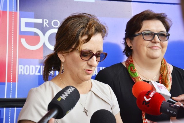 W podsumowaniu realizacji przez Świętokrzyski Urząd Wojewódzki w Kielcach programu „Rodzina 500 plus” uczestniczyła Elżbieta Bojanowska, wiceminister rodziny, pracy i polityki społecznej. Z lewej wojewoda świętokrzyski Agata Wojtyszek.