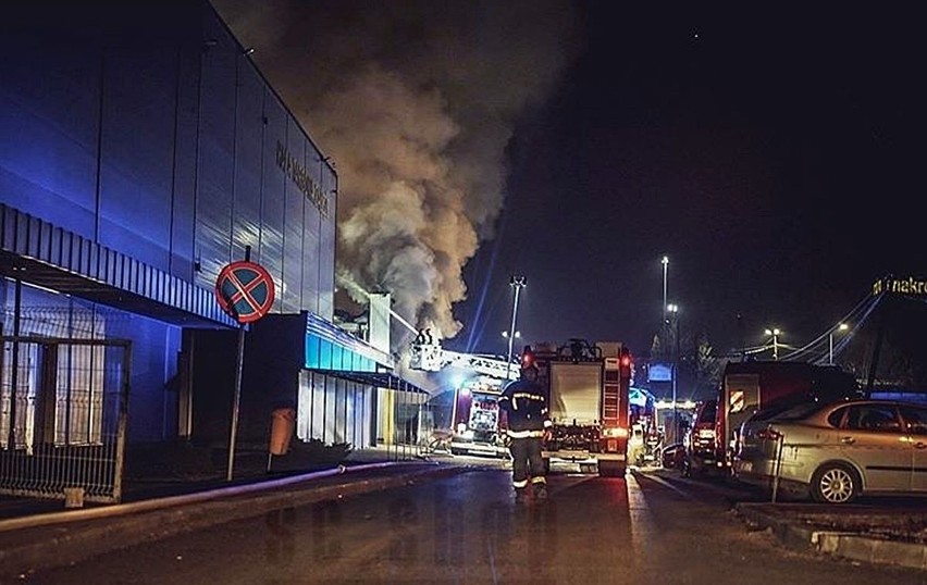 Pożar hali na Załężu w Katowicach....