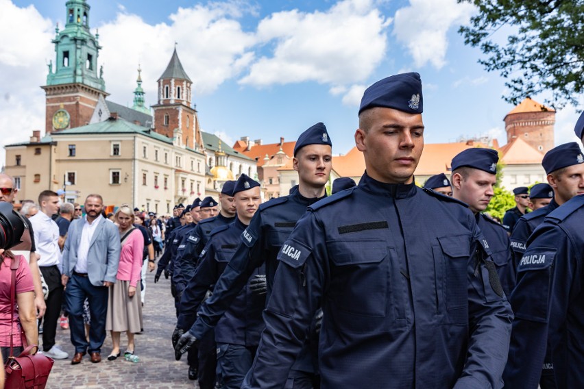 Małopolscy policjanci obchodzili swoje święto na Wawelu. Ślubowanie złożyło 60 nowych funkcjonariuszy