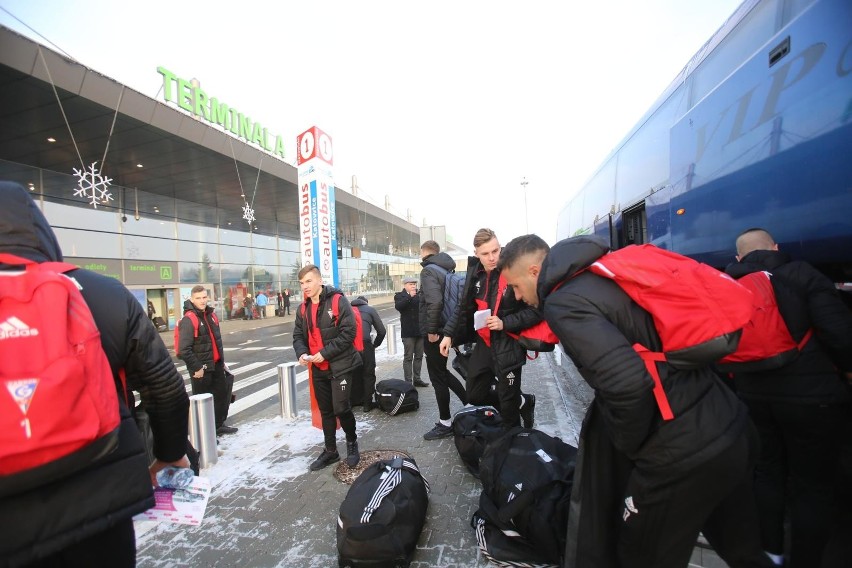 Z nowymi zawodnikami i kontraktami piłkarze Górnika polecieli na Cypr