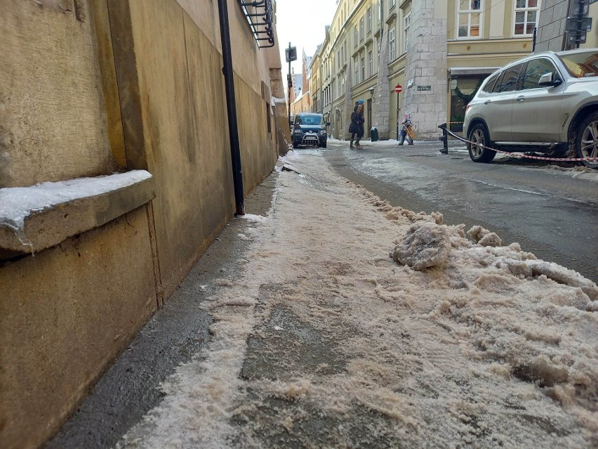 Zasypane śniegiem i śliskie krakowskie chodniki