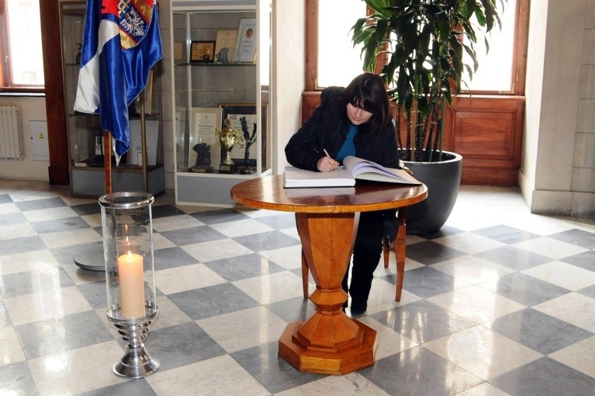 Wpisy do księgi kondolencyjnej po śmierci Szymborskiej [ZDJĘCIA]