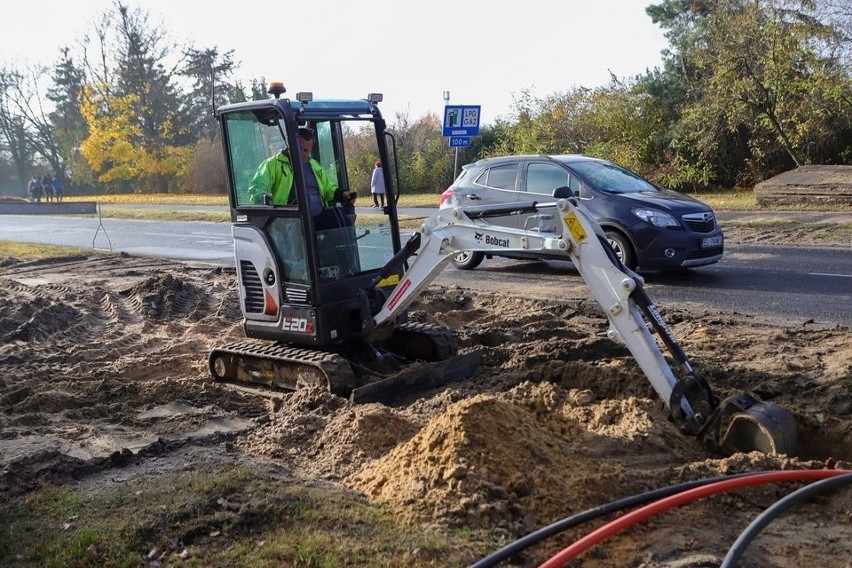 Remontują chodnik na ulicy Popiełuszki. To inwestycja z Budżetu Obywatelskiego