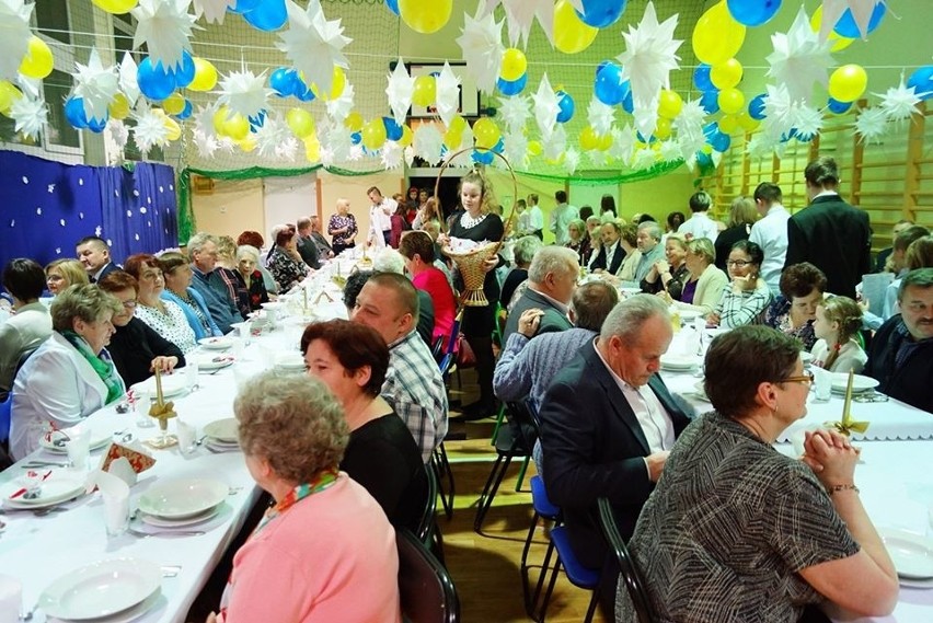 Niezwykle uroczyste obchody Dnia Seniora w Brodach. Dla babć i dziadków zagrała orkiestra dęta (ZDJĘCIA) 