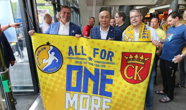 Bertus Servaas (z lewej) i Talant Dujszebajew (w środku) podczas turnieju Final Four Ligi Mistrzów w 2019 roku w Kolonii.