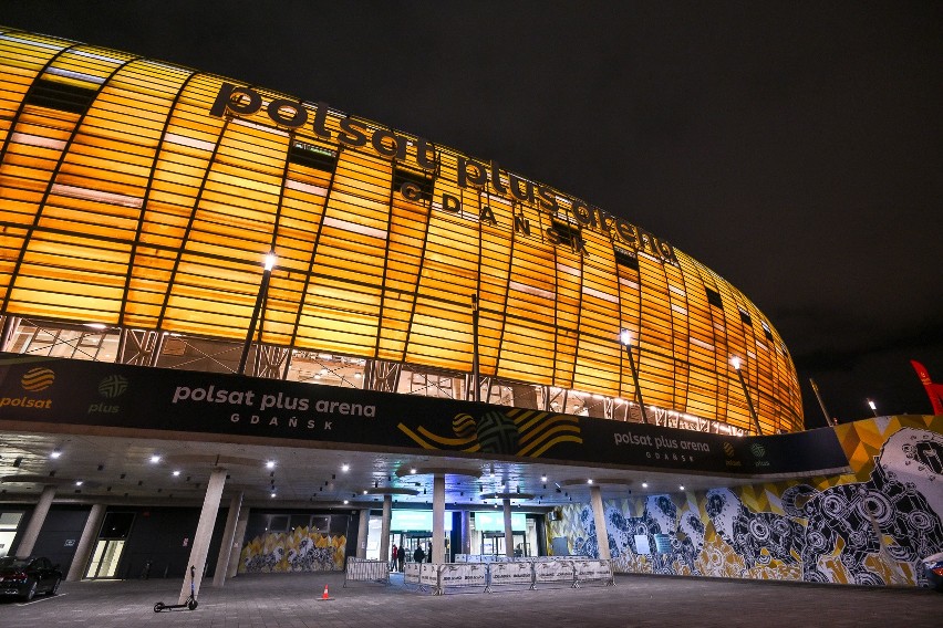 Montaż logotypu na stadionie Polsat Plus Arena Gdańsk...