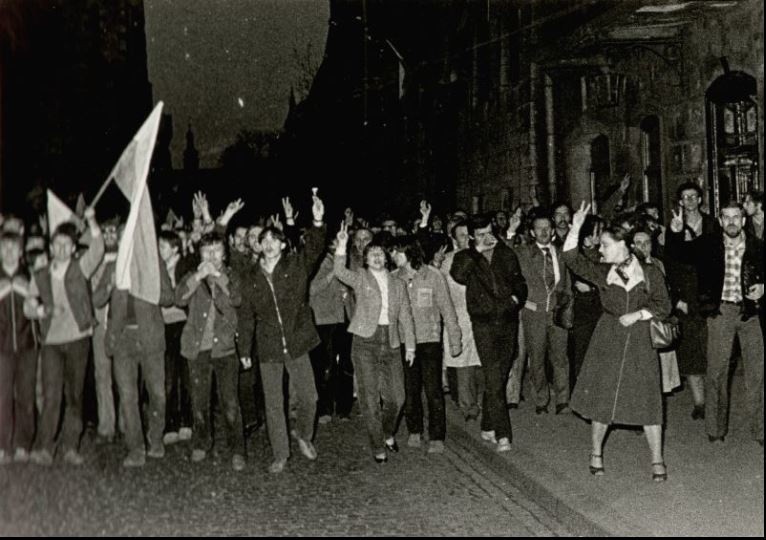 3 maja 1982 roku. Manifestanci pod Wawelem.