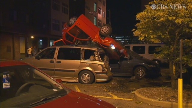 O sporym szczęściu może mówić kierowca z Minneapolis, którego auto wypadło z drogi, uderzyło w nasyp i dachowało na dwóch vanach / Fot. US CBS/x-news