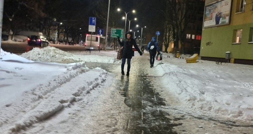 Ciężko poruszać się po oblodzonych chodnikach w Kielcach,...
