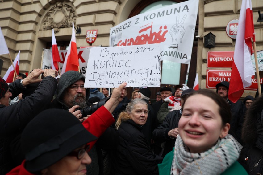 Awantura o media publiczne trwa. Kolejny protest przed Urzędem Wojewódzkim w Krakowie. "To jest wojna"