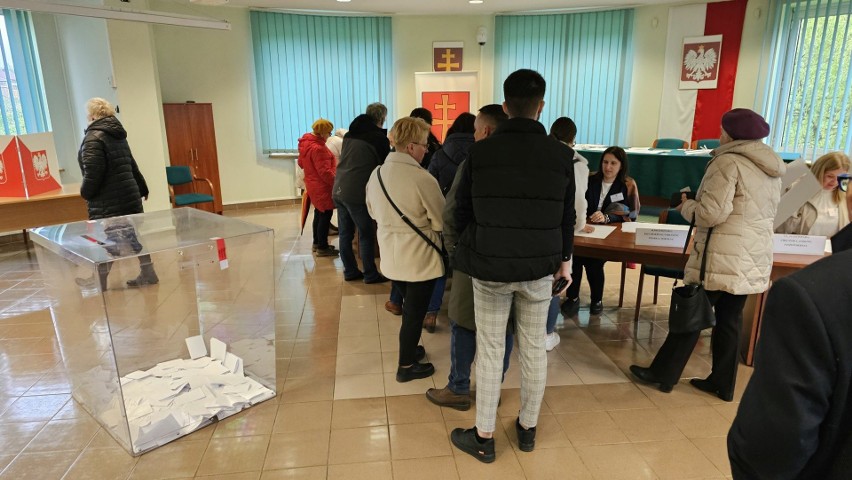 Trwa druga tura wyborów samorządowych 2024 w gminie Małogoszcz w powiecie jędrzejowskim. Zobacz na zdjęciach, jak przebiega głosowanie