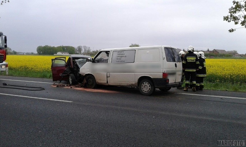 Czołowe zderzenie audi z vw busem na DK 39 pod Brzegiem.