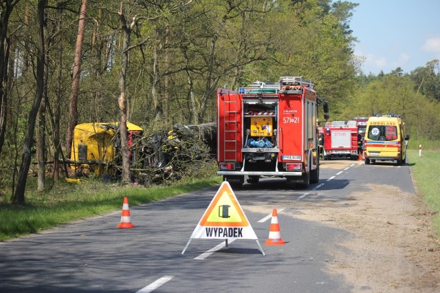 Do zdarzenia doszło z nieustalonych jeszcze powodów. W przydrożnym rowie wylądowała ciężarówka przewożąca ładunek ściętych pni drzew.Pogoda na dzień + 2 kolejne dni (15+ 16-17.05.2018) | POLSKA