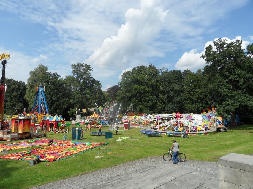 Dni Pszczyny 2014: Scena i wesołe miasteczko już w budowie. Przygotowania trwają [ZDJĘCIA]