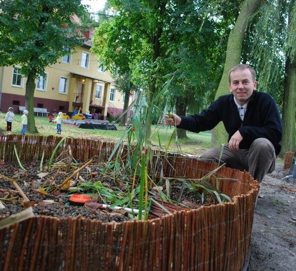 - Kiedy posadzimy tu drzewka i krzewy, nikt się nie domyśli, że pod ich korzeniami czyszczone są ścieki - mówi Zbigniew Bahryj z urzędu gminy w Tarnowie Opolskim.