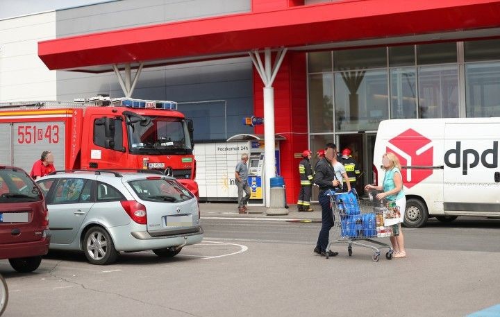 W Stalowej Woli 24-latek wjechał traktorem do Tesco, siekierą porozbijał witryny a potem staranował bramę komendy policji