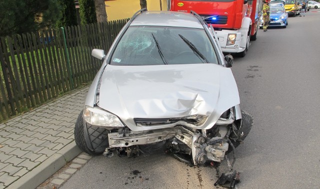 Na ul. Jezioro w Zaborzu (gm. Oświęcim) doszło do wypadku z udziałem opla prowadzonego przez 31-letniego mieszkańca Oświęcimia, który mając w organizmie promil alkoholu postanowił samochodem zawieźć do szkoły swoje dziecko