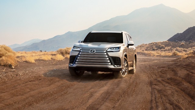 Lexus LX Lexus prezentuje najnowszą odsłonę modelu LX. Największy i najbardziej luksusowy SUV japońskiej marki mocno się zmienił. Ma nową platformę, mocniejszy silnik, przeprojektowane wnętrze i wiele nowości na liście wyposażenia. Nie zmieniło się jednak jedno – to nadal rasowa terenówka oparta na solidnej ramie. Fot. Lexus