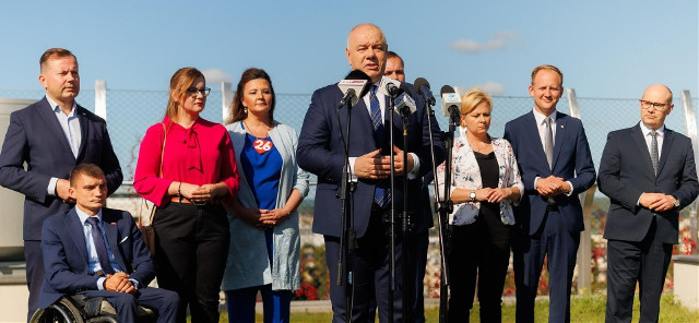 Jacek Sasin na dachu Opery i Filharmonii Podlaskiej. W otoczeniu podlaskich polityków PiS. Mówili o inwestycjach strategicznych w regionie. 