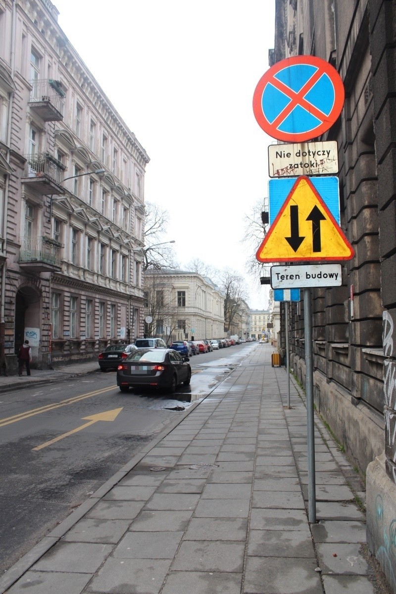 Przy wjeździe na ul. Moniuszki stoją znaki zakazu parkowania...