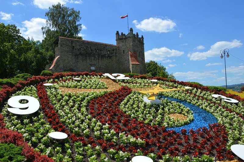 Zegar kwiatowy pod zamkiem z logo Światowych Dni Młodzieży