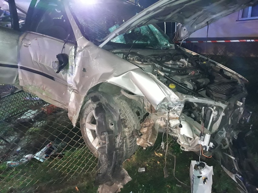 Wypadek w Starych Brodach. Mazda rozbita, trzy osoby ranne. Kierowca był pijany?