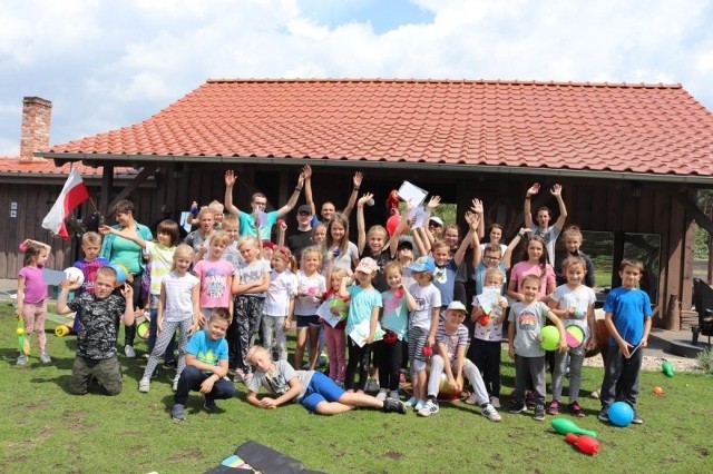 Wakacjada 2018 organizowana przez Gminne Centrum Kultury odbywała się w dniach 2-13 lipca. W atrakcyjnych zajęciach uczestniczyło łącznie około 90 dzieci.  Były zajęcia sportowe, muzyczne, plastyczne, taneczne, wyjazd do Krainy Zabaw Bogilu... Na zakończenie każdy uczestnik otrzymał pamiątkowy dyplom.Zobacz wideo: JUREK OWSIAK ZAPRASZA NA 24. POLANDROCK FESTIVAL (DAWNIEJ PRZYSTANEK WOODSTOCK) 