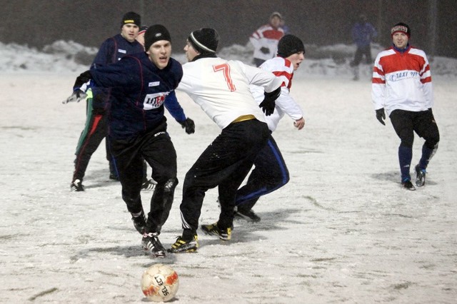 Piłkarze Włókniarza Białystok (białe koszulki) rywalizowali ostatnio w sparingu z trzecioligową Warmią Grajewo, ulegając po niezłym meczu Wilczkom 1:2