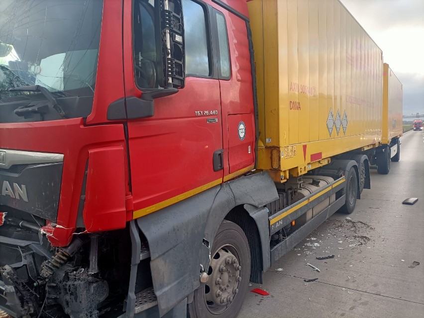 Wypadek trzech ciężarówek na autostradzie pod Wrocławiem