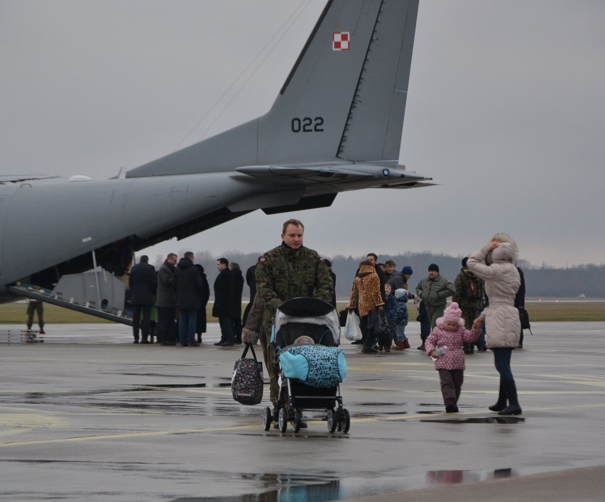 Uchodźcy z Donbasu wylądowali na lotnisku pod Malborkiem [FILM,ZDJĘCIA]