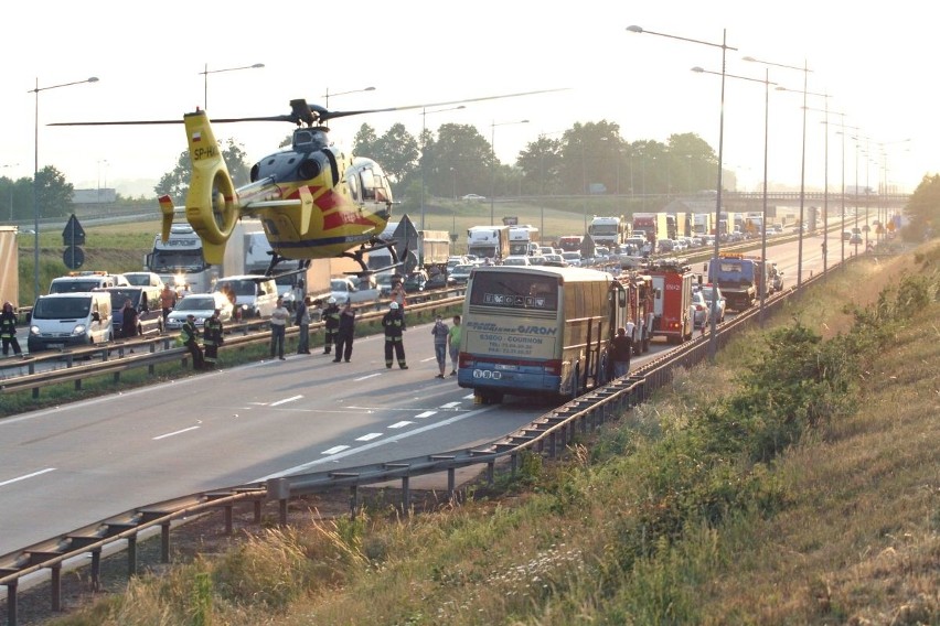 Wypadek na A4, 12.06.2015, autobus wiozący dzieci zderzył...