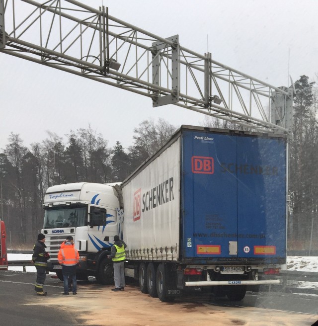 Wypadek ciężarówki na autostradzie A1