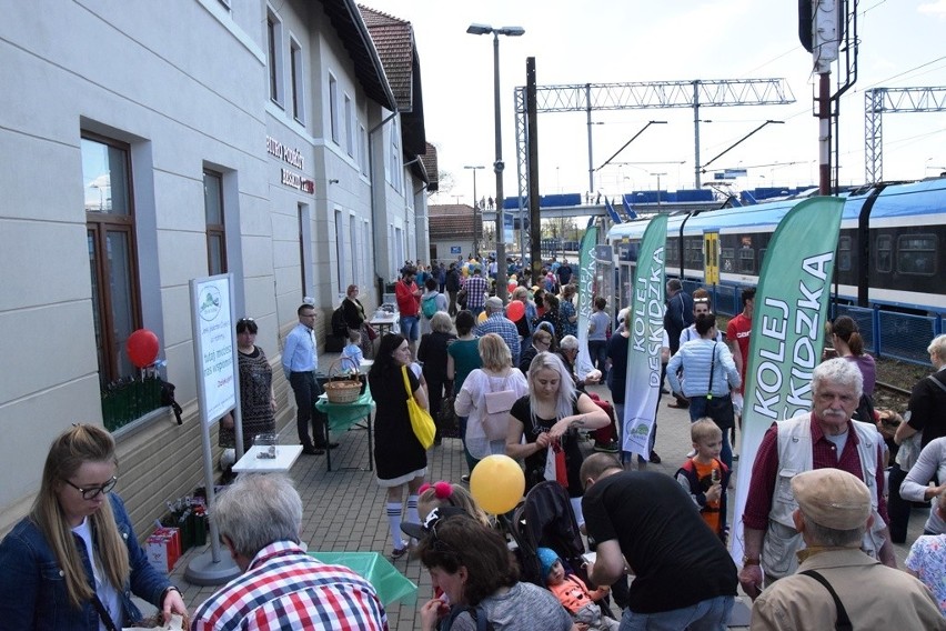 Pociąg retro w Żywcu: tłumy pasażerów obejrzały parowóz