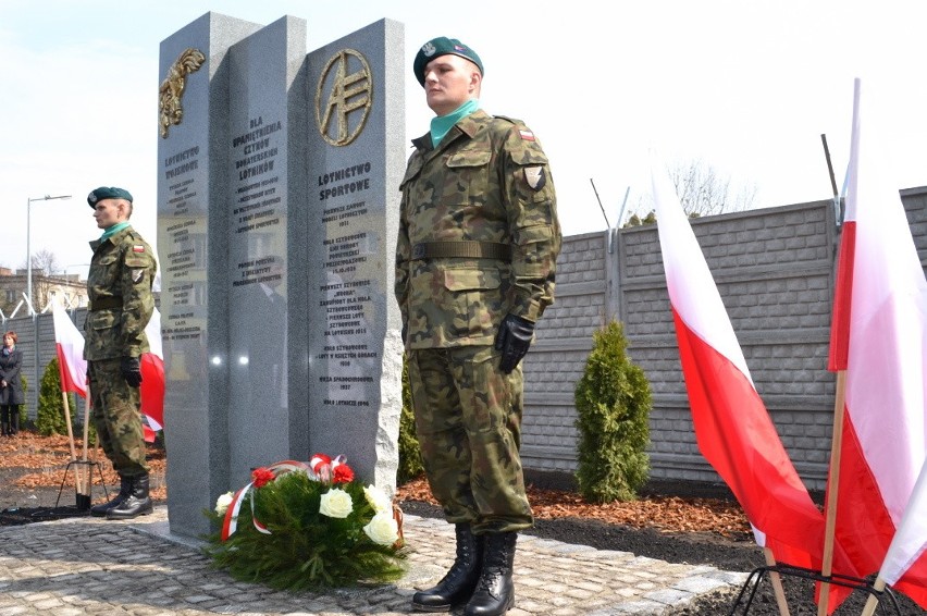 Żołnierze pełnili przy Pomniku Lotnika wartę honorową